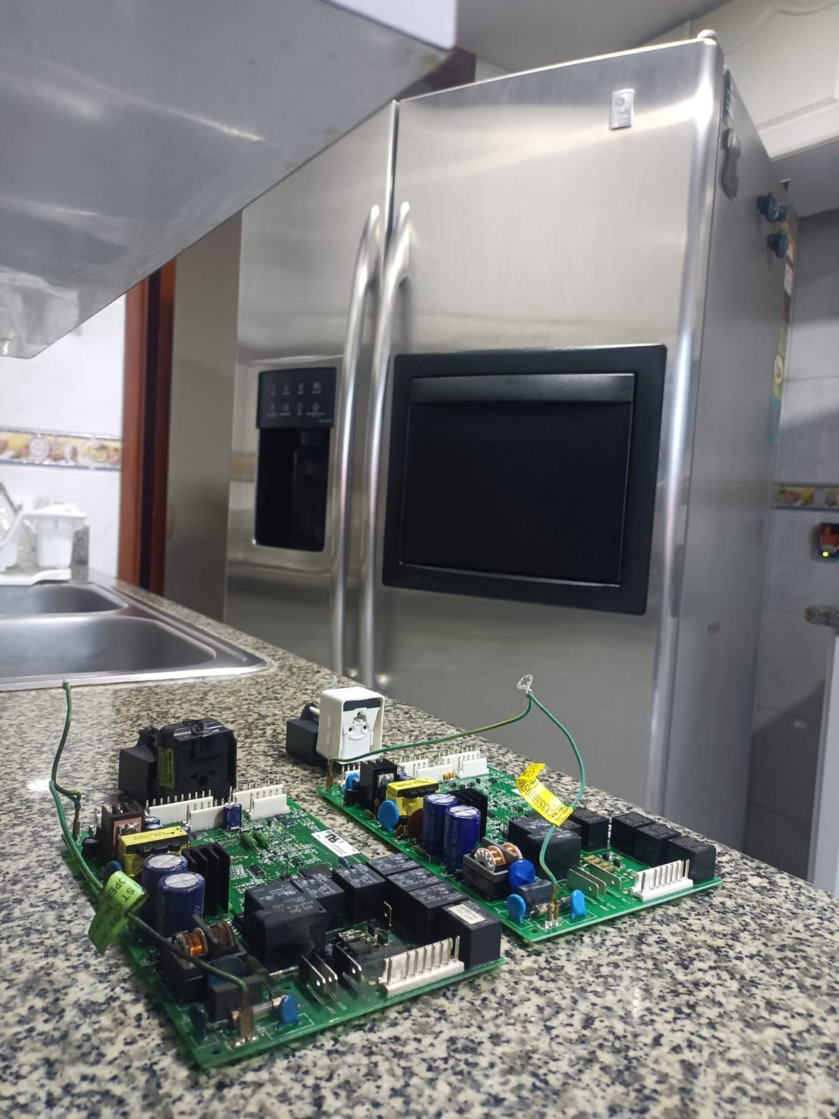 Técnico reparando tarjeta electrónica de nevecon